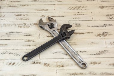 İki ayarlanabilir anahtar bir ahşap yüzeye yalan