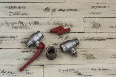 Kaplin ve küresel vanalar ahşap yüzeyde yalan