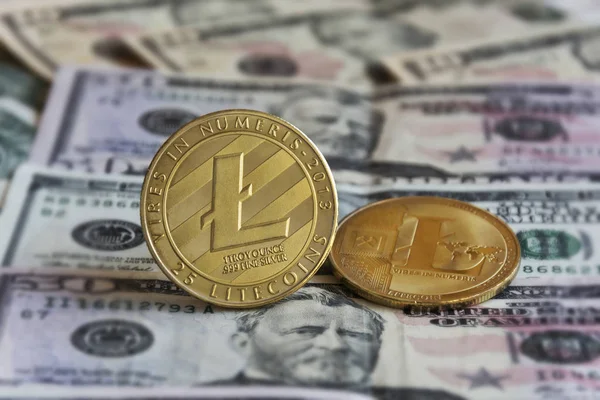 İki altın sikke Litecoin banknotlar, yakın çekim, arka plan bulanıklık