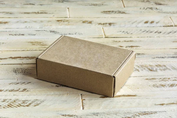 Bir Karton Kutu Ambalaj Için Bir Ahşap Yüzeye Standları — Stok fotoğraf