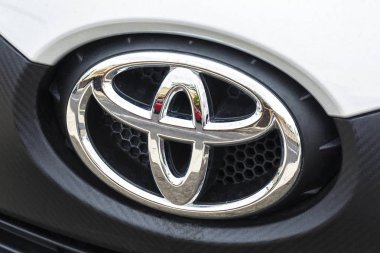 İtalya, Barcelona - 18 Mayıs 2018: Japon otomobil şirketi Toyota araba radyatör ızgarası Logo