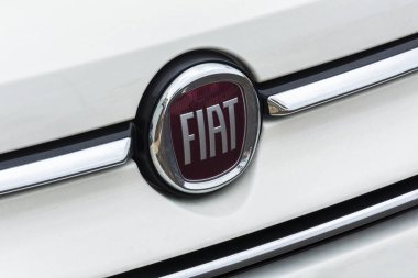 İtalya, Barcelona - 18 Mayıs 2018: Radyatör ızgarası arabanın üzerinde İtalyan Otomotiv firma Fiat logosu