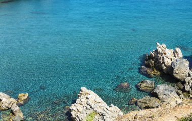Doğa. Turkuaz, net ve temiz su kayalık sahilde