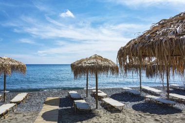 Deniz manzarası. Boş bir plaj şemsiyeleri ve boş şezlong