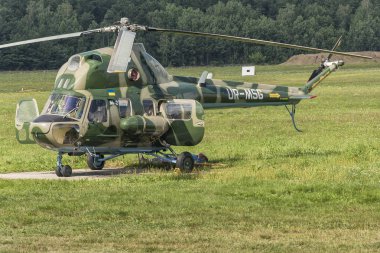 Belarus, Minsk - 23 Temmuz 2018: Mı-2 helikopter 16 Dünya helikopter Şampiyonası ve Dünya Kupası yarış helikopterin içinde 4 aşaması Ukrayna takımının