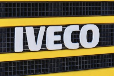 İspanya, Barcelona - 14 Temmuz 2018: Arabanın radyatör ekranda İtalyan otomobil firma Iveco logosu