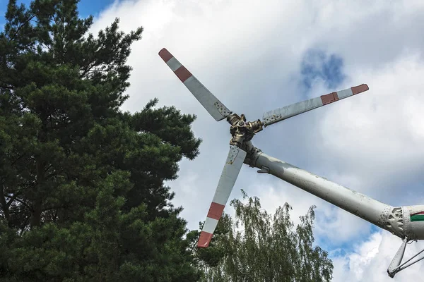 Cola Una Hélice Tres Palas Helicóptero Civil Contra Cielo —  Fotos de Stock