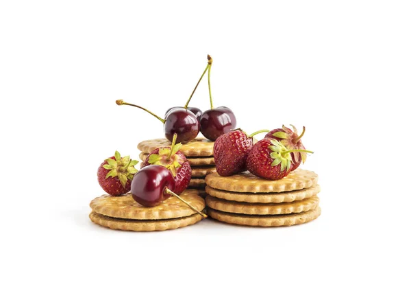 Bolachas Com Morangos Cerejas Sobre Fundo Branco — Fotografia de Stock