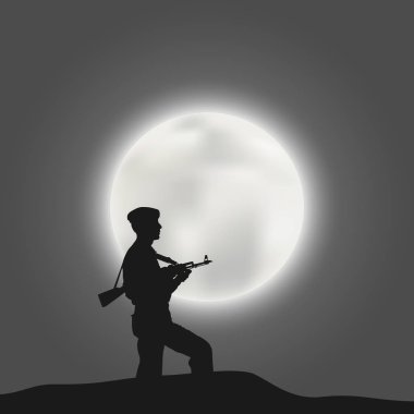 Ayın parlak diski arka plan üzerinde silahlı asker