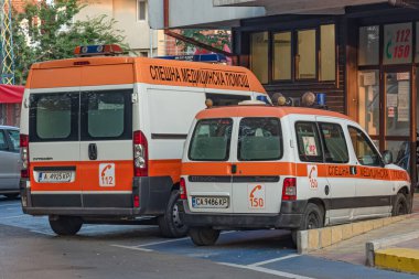 Sozopol, Bulgaristan - 08 / 30 / 2018: Sağlık hizmetleri için ambulans otoparkı