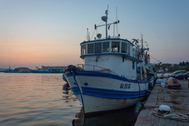 Sozopol, Bulgaristan - 08 / 30 / 2018: rıhtıma demirlemiş bir deniz gemisi, deniz manzarası