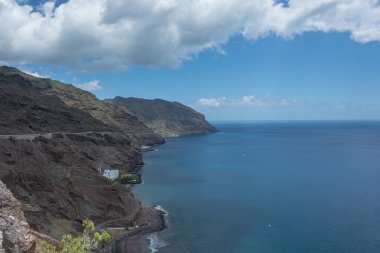Deniz Burnu. Okyanusun kayalık kıyısı. Stok fotoğrafı
