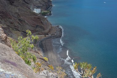 Deniz Burnu. Siyah kumlu, kayalık bir sahil. Stok fotoğrafı