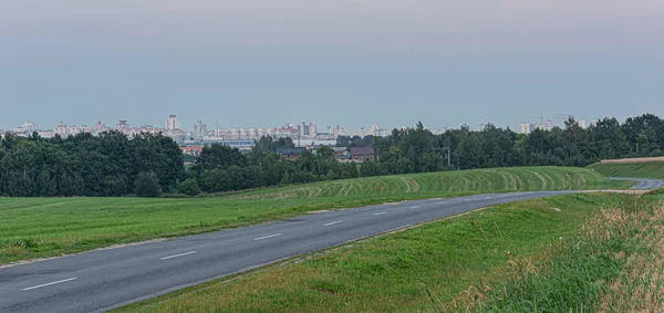 Krajina Venkovská Cesta Poli Lesa Stock Fotografie — Stock fotografie