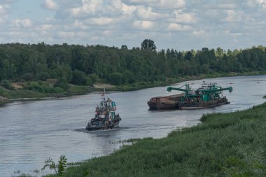 Chernihiv, Ukrayna - 07 / 12 / 2018: nehir yatağında gemi ve mavna. Stok fotoğrafı.