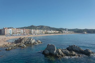 Lloret De Mar, İspanya - 10 / 02 / 2019: şehir plajı ve gezinti güvertesi. Stok fotoğrafı.