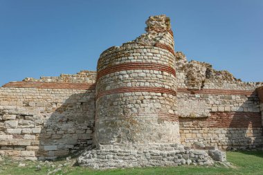 Duvarların yıkıntıları ve eski kalenin kuleleri. Stok fotoğrafı.
