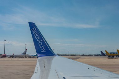Berlin, Almanya - 09 / 26 / 2017: Belavia havayollarının kanadı. Stok fotoğrafı