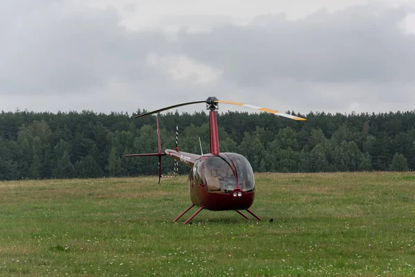 白俄罗斯明斯克 2018年7月25日 在机场绿色草坪上的直升机 库存照片 — 图库照片