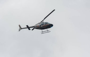 Tenerife, İspanya - 05 / 17 / 2018: Helikopter havada. Stok fotoğrafı