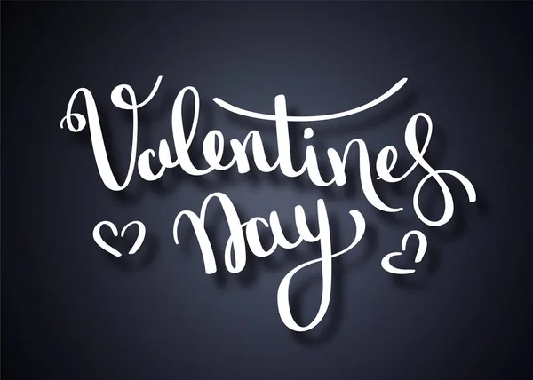 Vectorillustratie. Handgeschreven borstel belettering van Happy Valentines Day met hart op schoolbord achtergrond — Stockvector