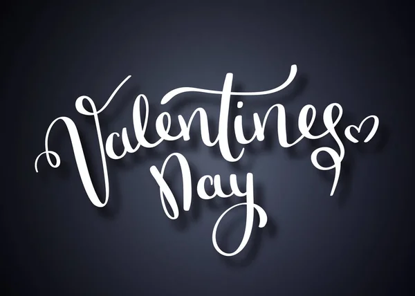 Valentijnsdag vector kaart. Happy Valentines Day letters op een witte achtergrond. Vectorillustraties. Handgeschreven borstel belettering van Happy Valentines Day met hart op schoolbord achtergrond — Stockvector