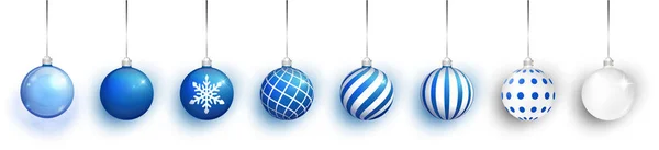 雪の効果セットで青透明とクリスマスボール。白い背景にクリスマスグラスボール。休日の装飾テンプレート.ブルークリスマスボールは隔離 — ストックベクタ