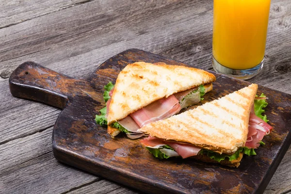 Sandwiches Cortados Con Jamón Escritorio Madera — Foto de Stock