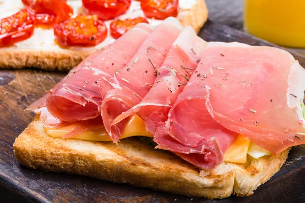 Prosciutto Rebanado Con Queso Sobre Pan Tostado — Foto de Stock