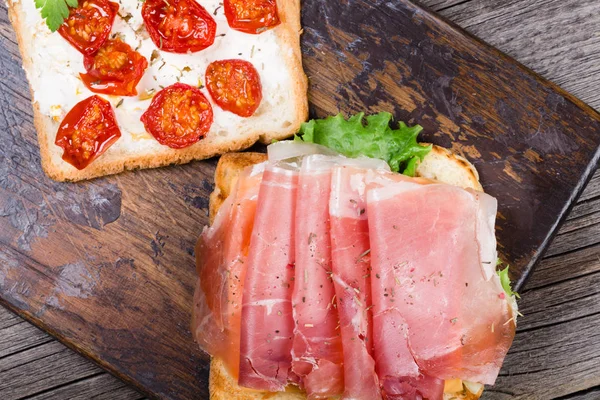 Sandwich Con Jamón Tomate Seco Sobre Escritorio Madera Vista Superior — Foto de Stock