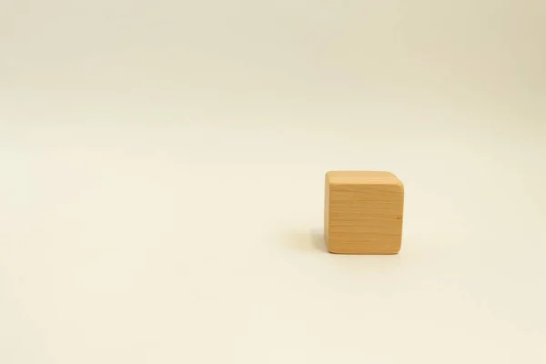 Dřevěná kostka na bílém pozadí. Celý obličej. — Stock fotografie