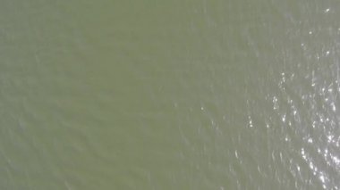 Nehrin merkezinin üzerinde dikey kaldırma drone. Üst te. Su dalgalanmaları ile nehrin geri çekilen yüzeyi.