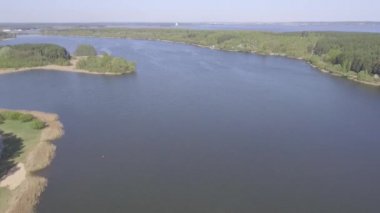 Yüksek irtifada nehrin üzerinde uçuyor. Nehri dök. Orman manzaraları. Yarımadası.
