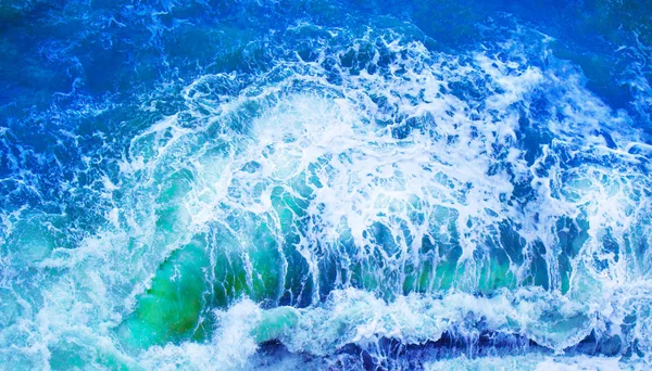 Розфокусований вид зверху на океанічні штормові хвилі — стокове фото