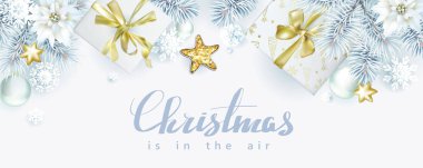 Ladin dalları ve beyaz arka plan üzerinde hediye kutuları ile Noel kompozisyon