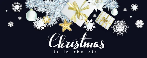 Siyah arka plan üzerinde beyaz ladin dalları ve hediye kutuları ile Noel kompozisyon
