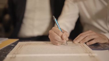 Damadın elleri İsrail 'deki bir düğün töreninden önce ketubah evlilik sözleşmesi imzalıyor..