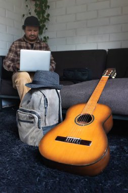 Dizüstü bilgisayarı ve bagajı olan bir adam yolculuğa çıkmaya hazır.