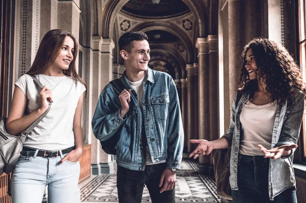 Son Emociones Reales Tres Hermosos Estudiantes Están Caminando Universidad Charlando —  Fotos de Stock