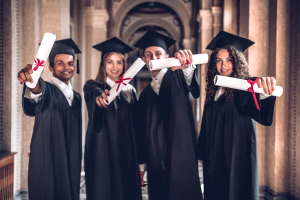 Trabajamos Duro Obtuvimos Resultados Grupo Graduados Sonrientes Mostrando Sus Diplomas — Foto de Stock