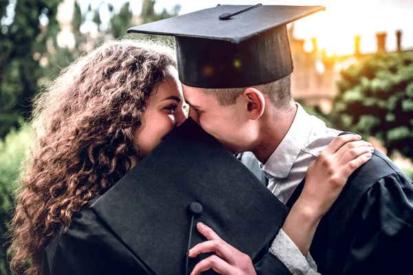 Pareja de graduados fotos de stock, imágenes de Pareja de graduados sin royalties | Depositphotos Pareja de graduados fotos de stock, imágenes de Pareja de graduados sin royalties | Depositphotos