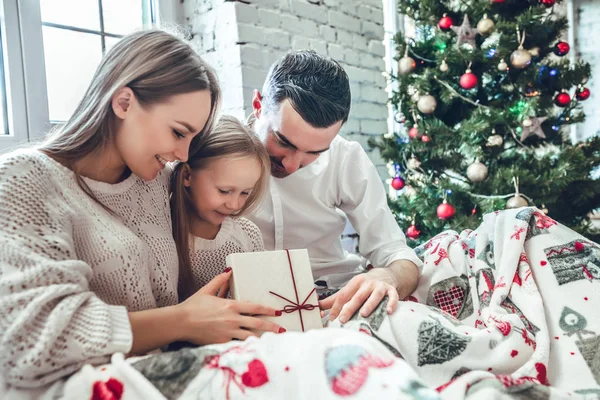 Uśmiechający Się Piękne Młodej Rodziny Siedząc Łóżku Boże Narodzenie Prezentuje — Zdjęcie stockowe