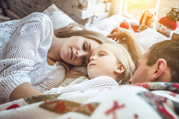 Spanie Razem Łóżku Cute Rodziny Rano Mas — Zdjęcie stockowe