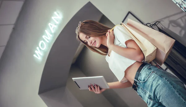 Mulher Bonito Usando Computador Tablet Shopping Jovem Com Sacos Compras — Fotografia de Stock