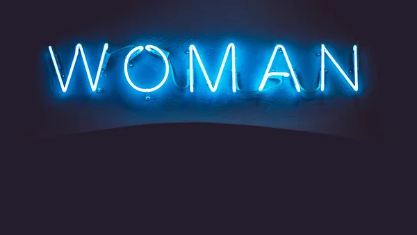 Blaue Leuchtreklame Des Wortes Frau Auf Schwarzem Hintergrund — Stockfoto