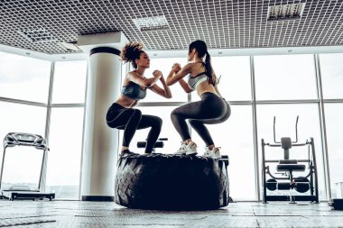 Sportif eğitim, güzel kız spor salonunda saat.