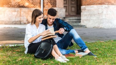 Coşku varsa bir şey yapamazsın. Atış öğrencilerin çimenlerin üzerinde oturan ve kitap okuma.