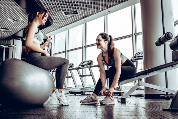 Oturma Egzersiz Sonrası Istirahat Kadın Spor Şişe Ile Fitness Salonunda — Stok fotoğraf