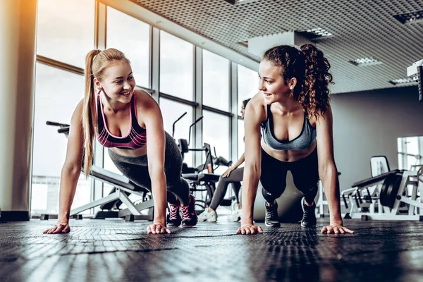 Δύο Σπορ Κορίτσια Κάνουν Push Ups Στο Γυμναστήριο Γυμναστήριο Αθλητισμός — Φωτογραφία Αρχείου