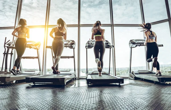 Tam Uzunlukta Bir Spor Salonunda Egzersiz Kadın Atış Dört Kadının — Stok fotoğraf